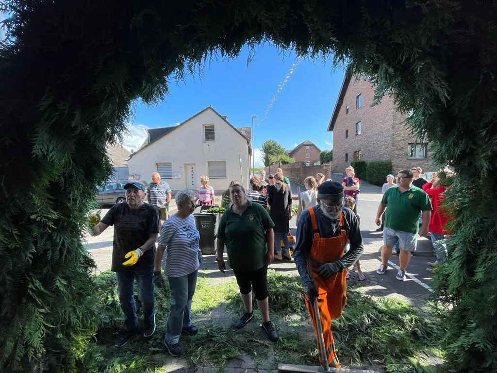 Helferinnen beim Sortieren des Tannengrüns für die Tor-Bögen