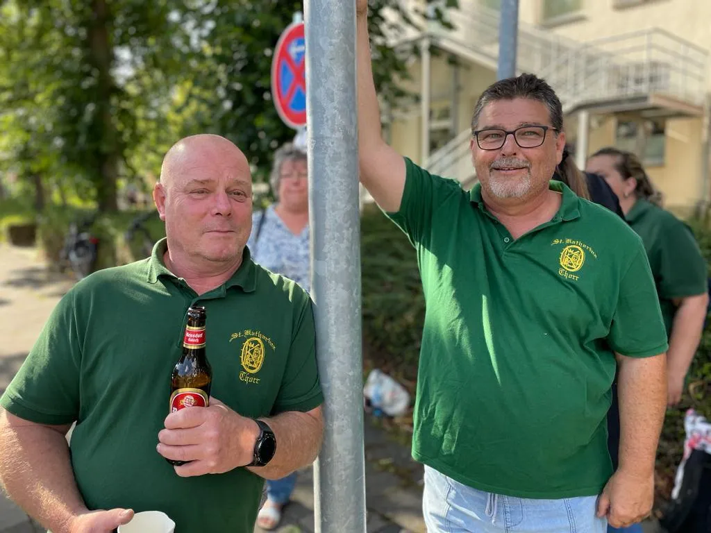 Helferin beim Aufräumen der Tannenzweig-Reste an der Straße