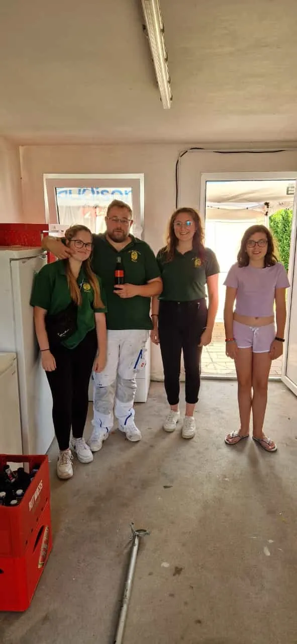 Gruppenbild der jungen Helfer beim Schmücken
