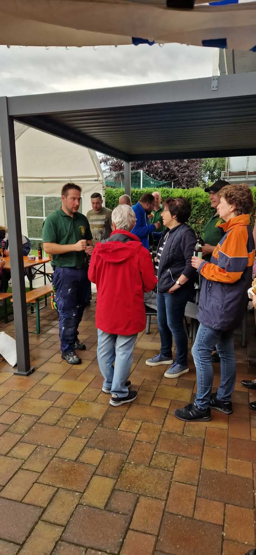 Aufräumarbeiten nach dem Schmücken im Dorf