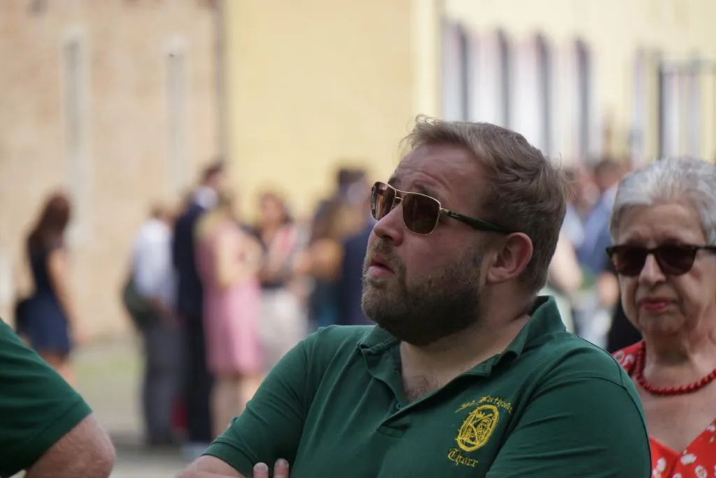 Porträt eines bärtigen Schützenbruders mit Sonnenbrille beim Stadtrundgang