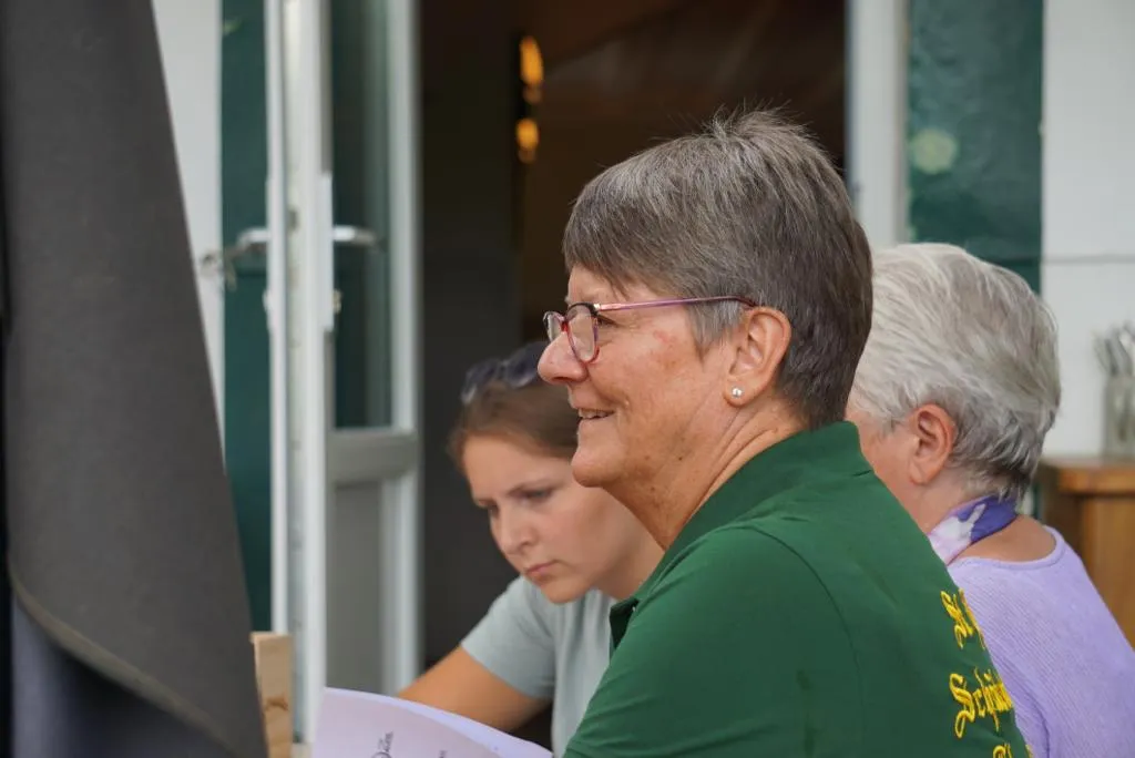 Porträt von zwei Schützenschwestern beim Café-Stopp in Zons