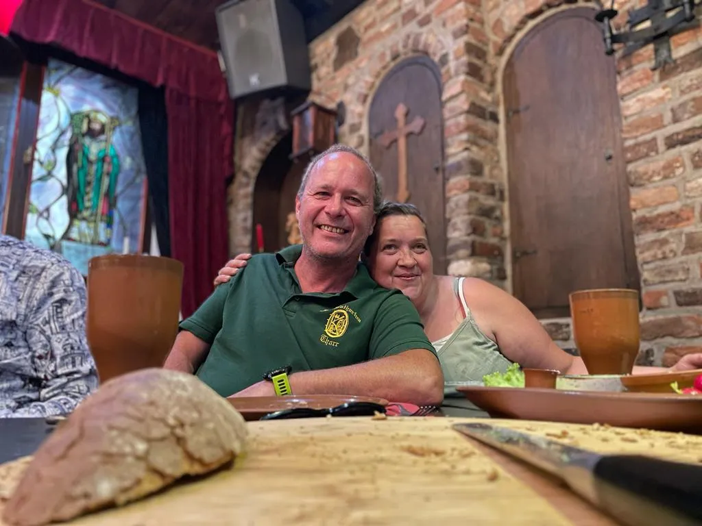 Schützenbruder und Schützenschwester schmusen lachend an der Tafel im Ritterschmaus