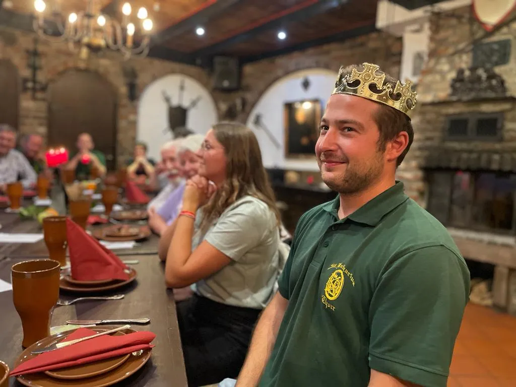 Junger Schützenkönig mit goldener Krone am zweiten Tag des Ausflugs
