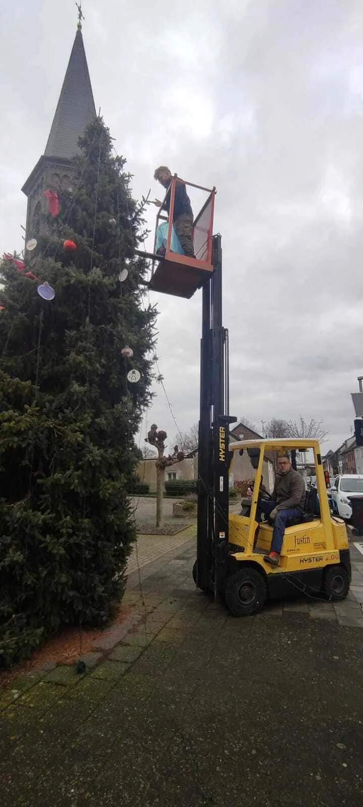 Abbau des Weihnachtsbaums an der Kirche mit einem Gabelstapler – Vorbereitung der Stellfläche für die neue Stele