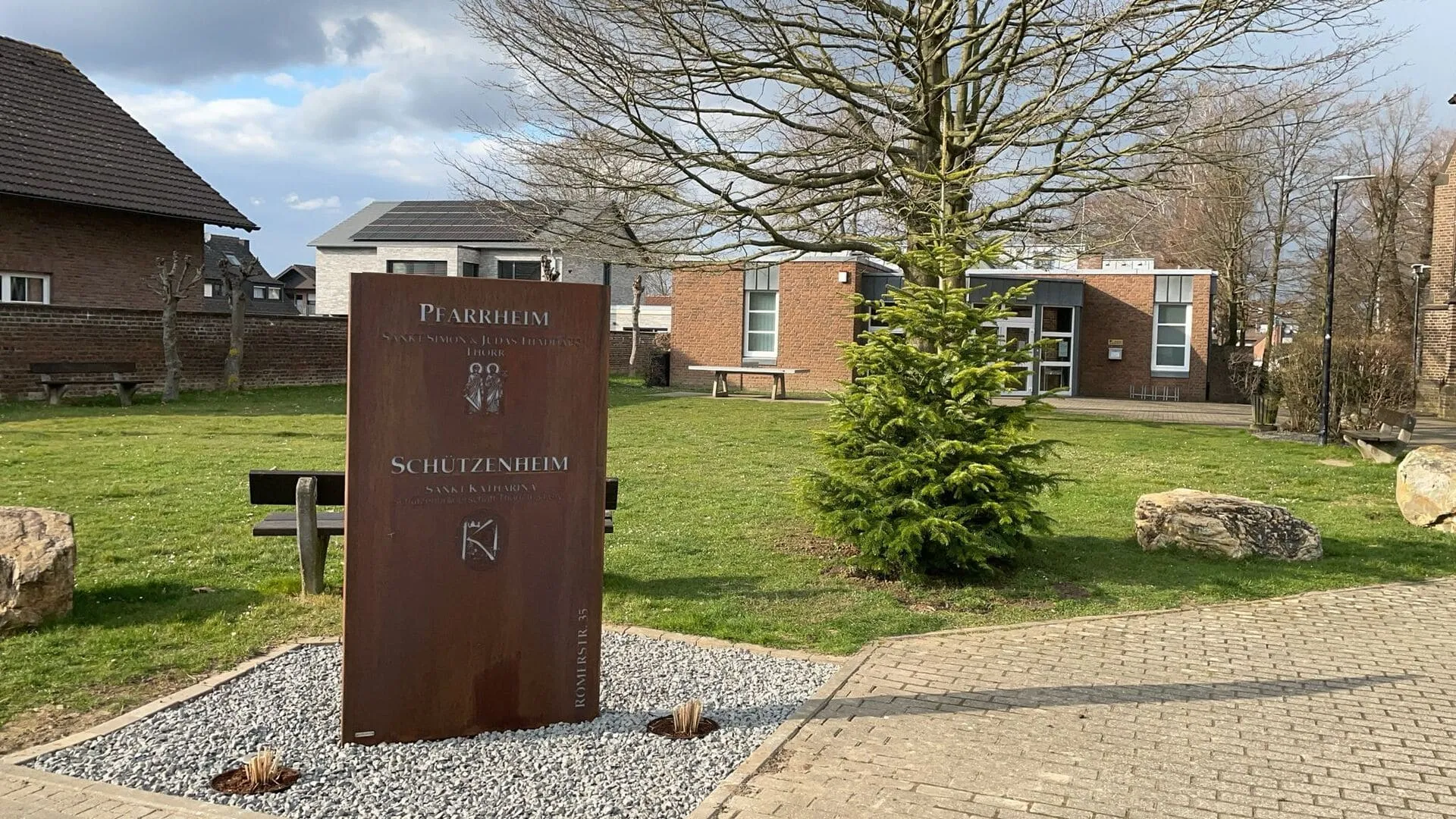 Die Stele „Pfarrheim / Schützenheim" auf dem Vorplatz von Pfarrheim und Schützenheim Thorr