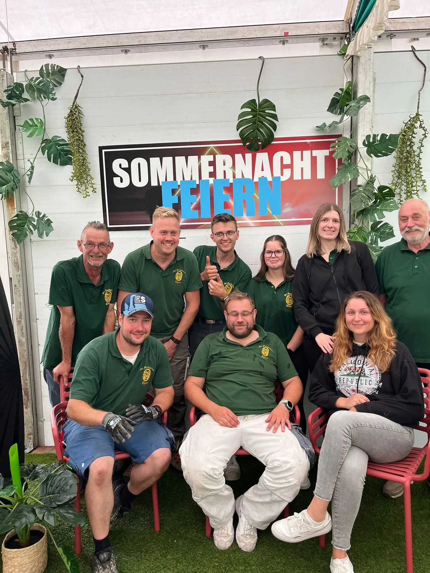 Helferteam posiert auf dem dekorierten Foto-Set zur Sommernacht 2025