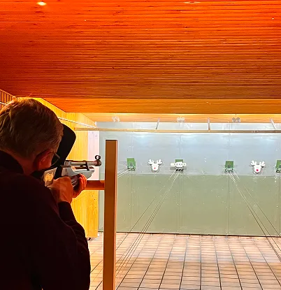 Schütze beim Luftgewehrschießen am 10-m-Stand des Schützenheims