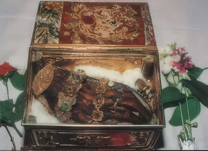 Reliquienschrein mit der Hand-Reliquie der hl. Katharina, gerahmt von Blumen